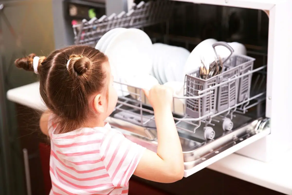 Portable FreeStanding Dishwasher vs Countertop (What’s best for YOU